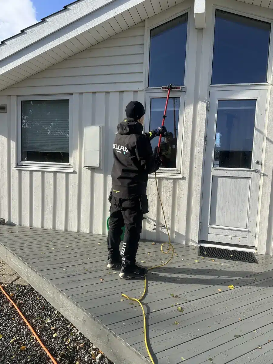 Vinduesvask på hus med teleskopstang