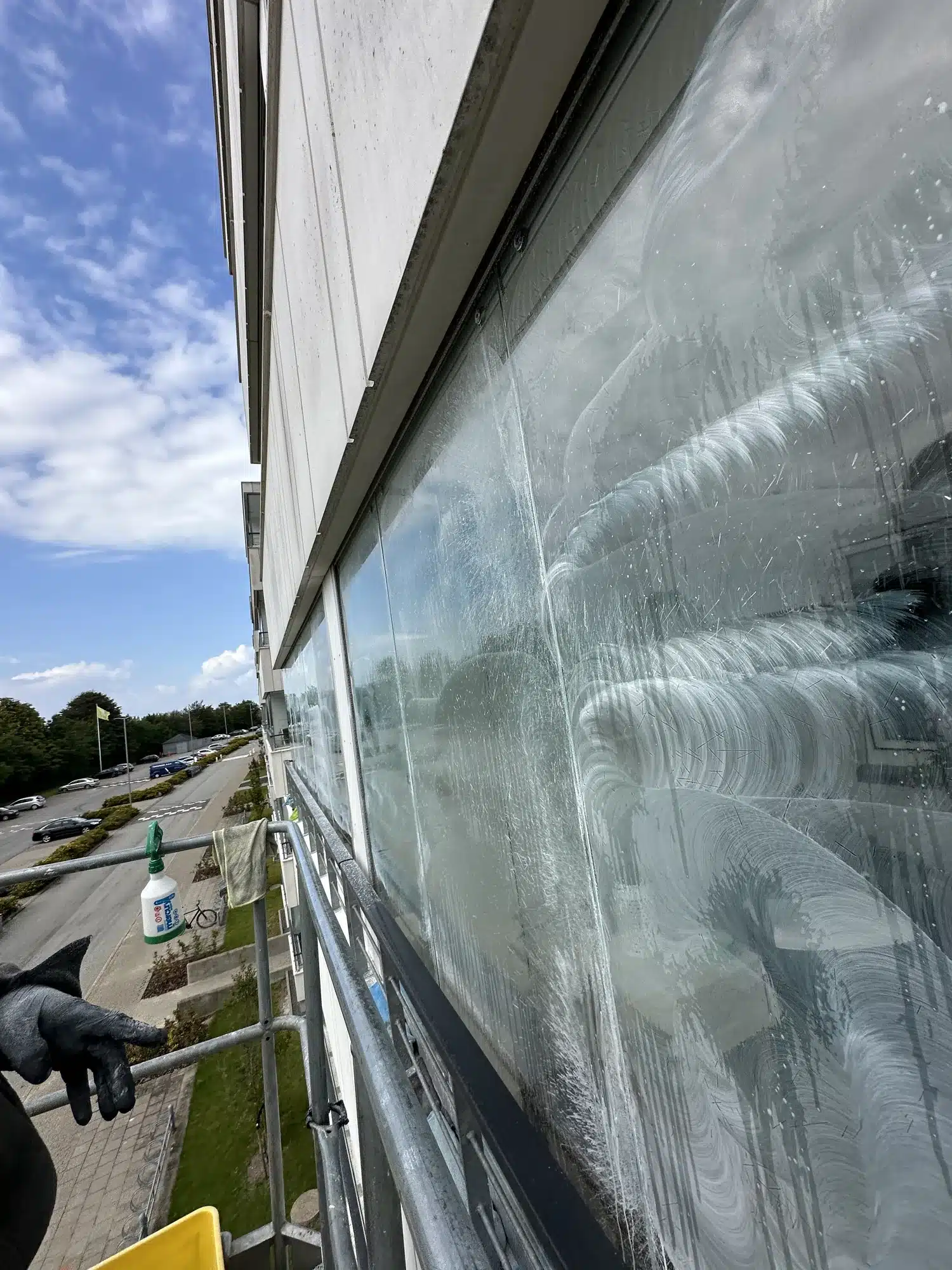 Afsmitning fra polybeton på ruderne i facaden på Thulevej i Aalborg